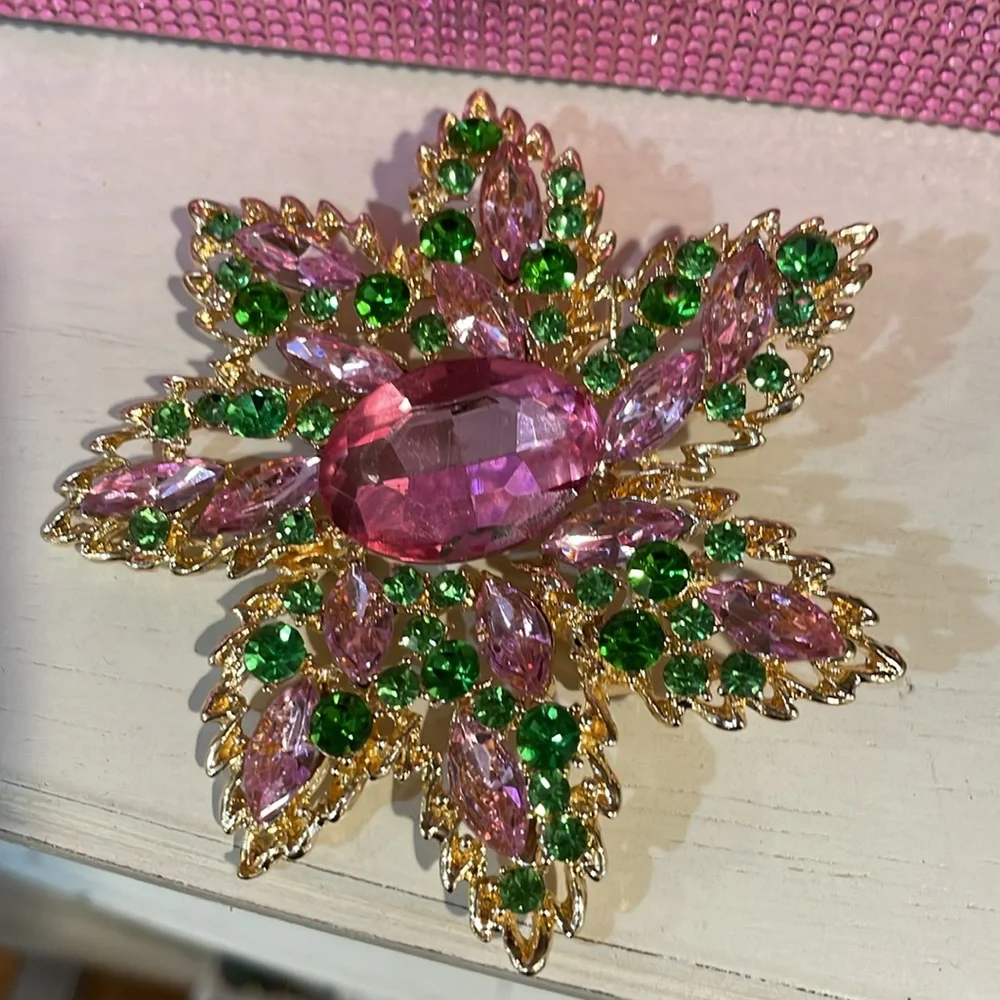 Elegant Pink and Green Floral Brooch - Picture 2 of 3
